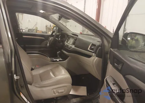 2019 Toyota Highlander Hybrid Xle z USA, uszkodzony, nr VIN 5TDJGRFHXKS075340